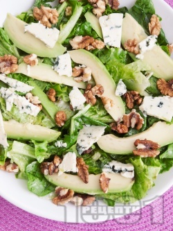 Зелена салата с орехи, авокадо и синьо сирене - снимка на рецептата
